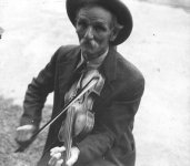 875px-Fiddlin_Bill_Henseley_Mountain_Fiddler_Asheville_North_Carolina_by_Ben_Shahn_1937_LOC_2906.jpg